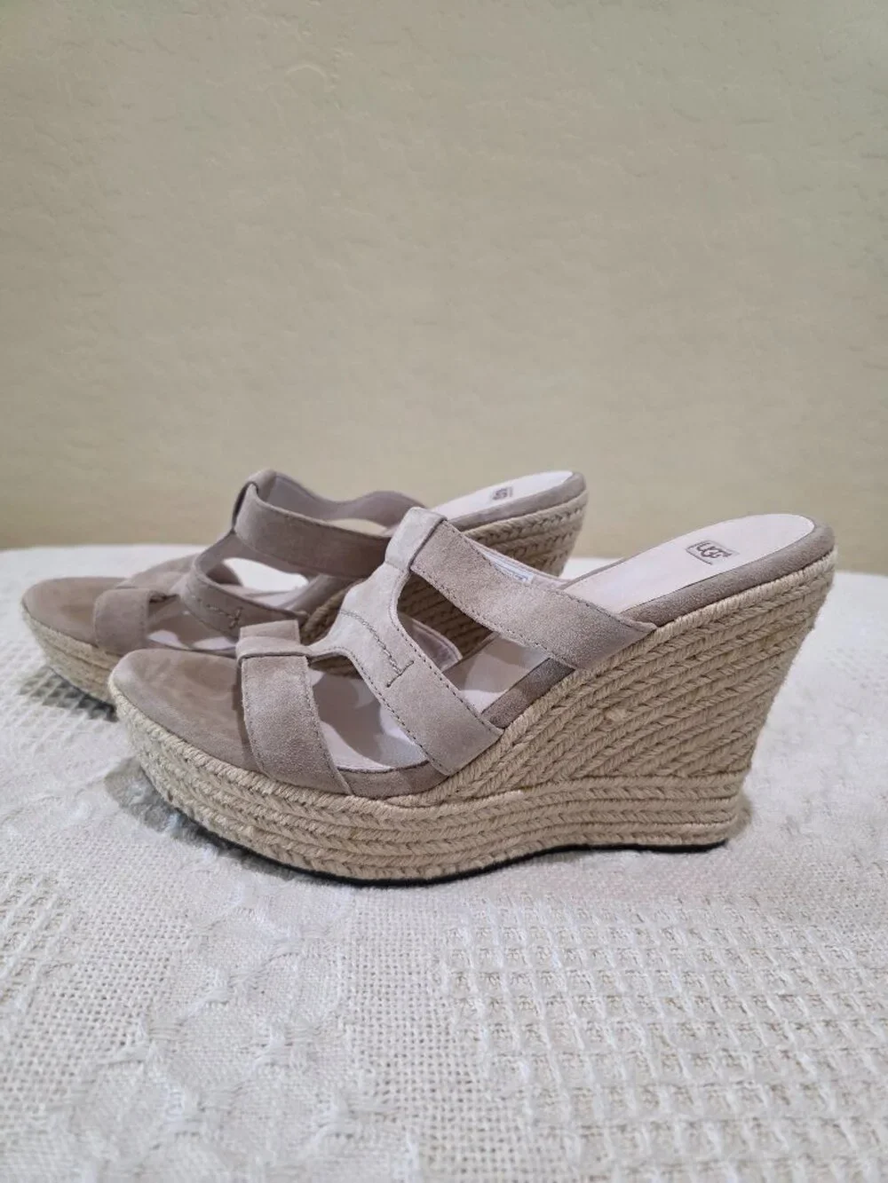 WOMAN’S UGG AUSTRALIA TAUPE TAWNIE WEDGE ESPADRILLE SANDALS - SIZE 10